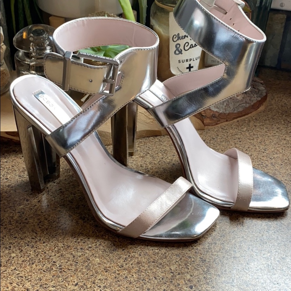 Gorgeous Unique BCBGMaxAzria Heels